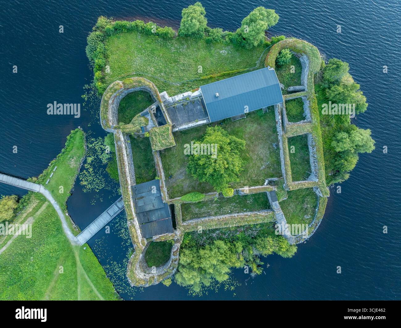 Von oben nach unten geordnetes Bild der Kronoberg cast le Ruin auf dem See Helgasjön in der Gemeinde Växjö im Süden von Småland Stockfoto