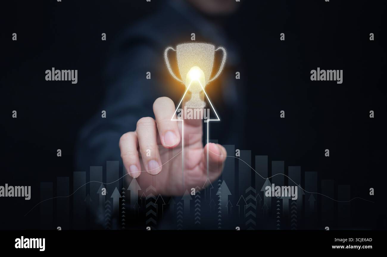 Leuchtende Trophäe mit Aufwärtspfeil, der von der Geschäftshand berührt wird und Erfolg, Fortschritt, Belohnung und Führung darstellt. Ideal für Motivation, Leistung, Stockfoto
