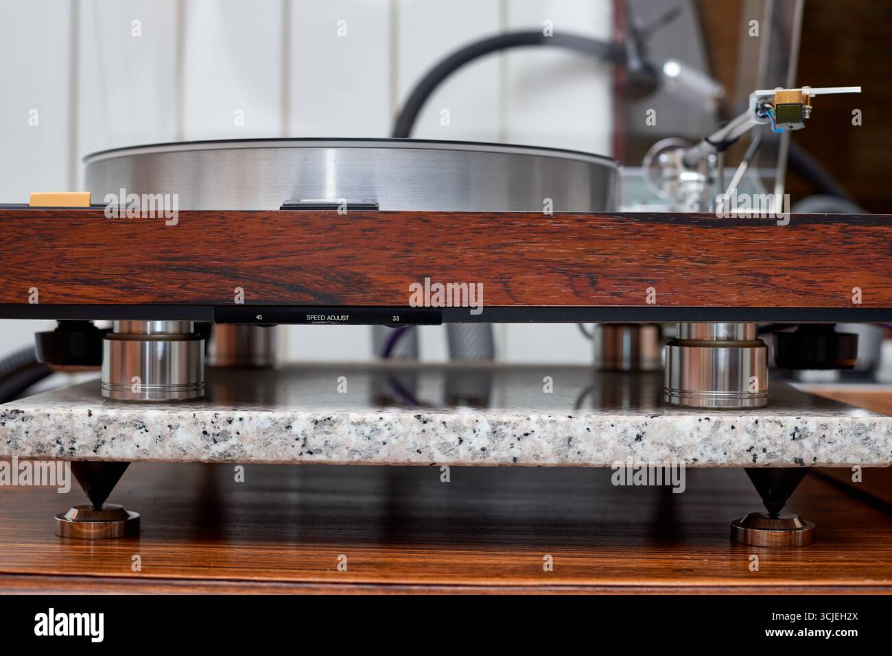 Nahaufnahme eines luxuriösen Schallplattenspielers mit Details zum Tonarm, zur Kartusche und zur Geschwindigkeitssteuerung. Ein Konzept für Audiophile, Musikliebhaber und h Stockfoto