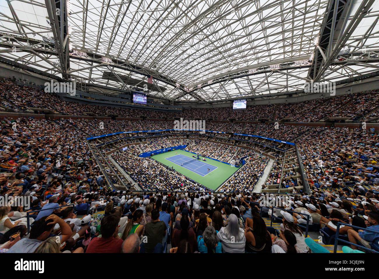 Queens, Usa. September 2025. Queens, New York City. 6. September 2025: Eine allgemeine Ansicht des Arthur Ashe Stadions während des Frauenfinales zwischen Aryna Sabalenka und Amanda Anisimova (USA) während der US Open 2025. Quelle: Corleve/Alamy Live News Stockfoto