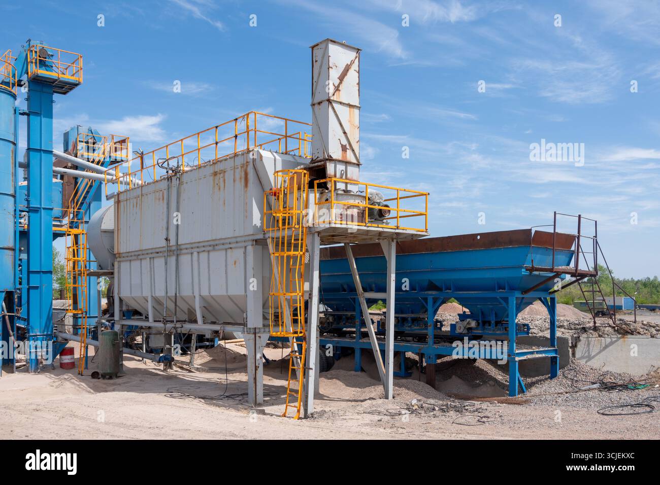 Große industrielle Sandbearbeitungsmaschine mit Fördersystem auf der Baustelle, fotografiert bei Tageslicht auf offenem Gelände Stockfoto