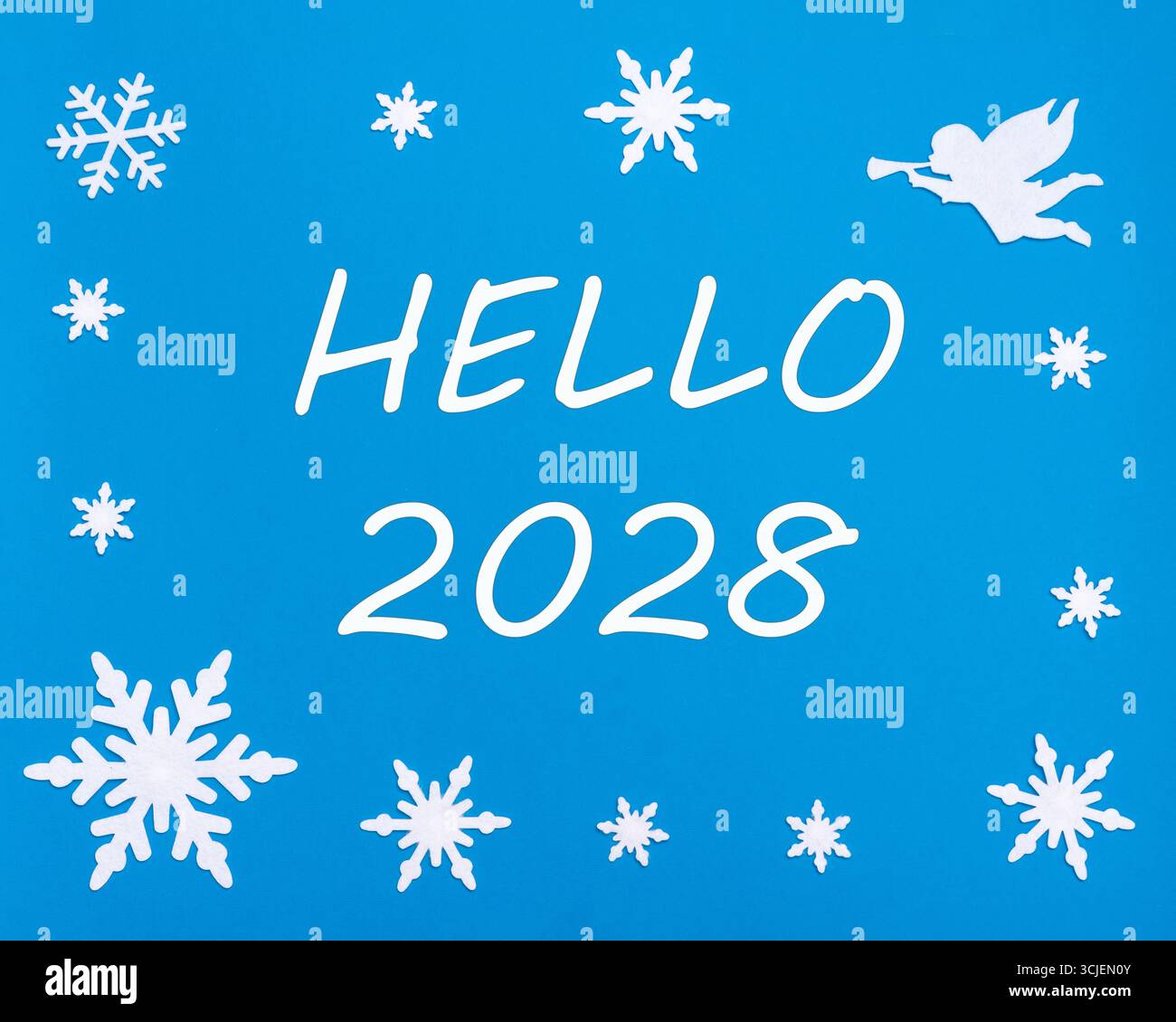 Neujahrsgrußkarte. Der Text HELLO 2028 auf blauem Hintergrund mit Weihnachtsschneeflocken, einem weißen Engel. Frohes Neues Jahr. Stockfoto