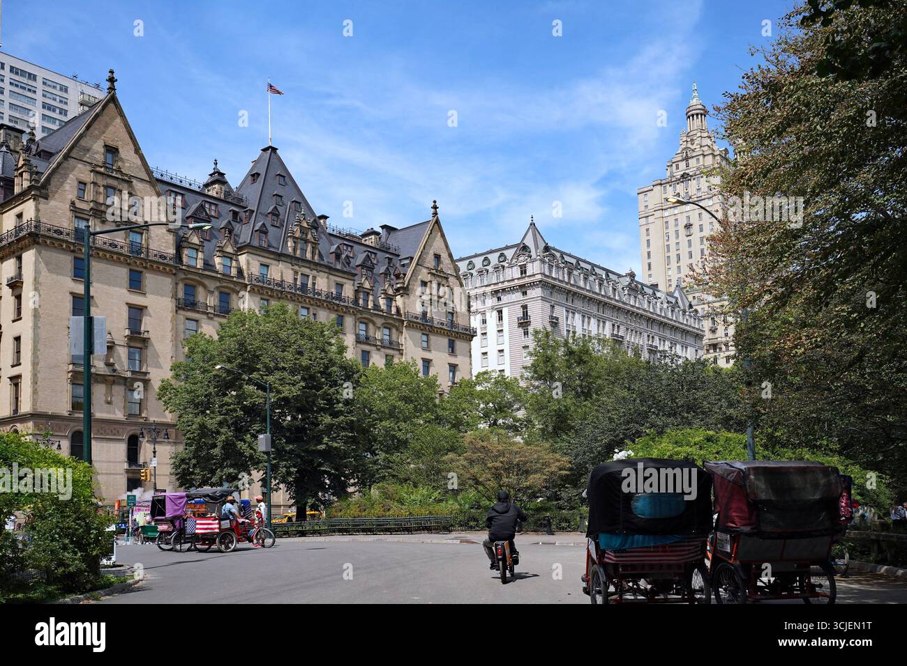 Straße, die vom Central Park zur Central Park West Street führt, gegenüber dem Dakota-Appartementgebäude Stockfoto