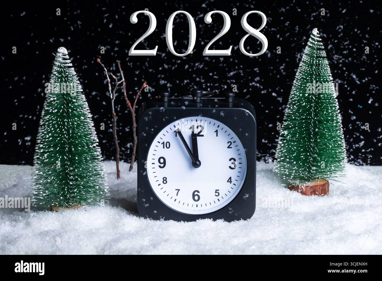 Silvester 2028. Heiligabend. Zusammensetzung Nachtwinterwald, Schneesturm und Wecker im Schnee. Winterzeit. Weihnachtszeit Stockfoto