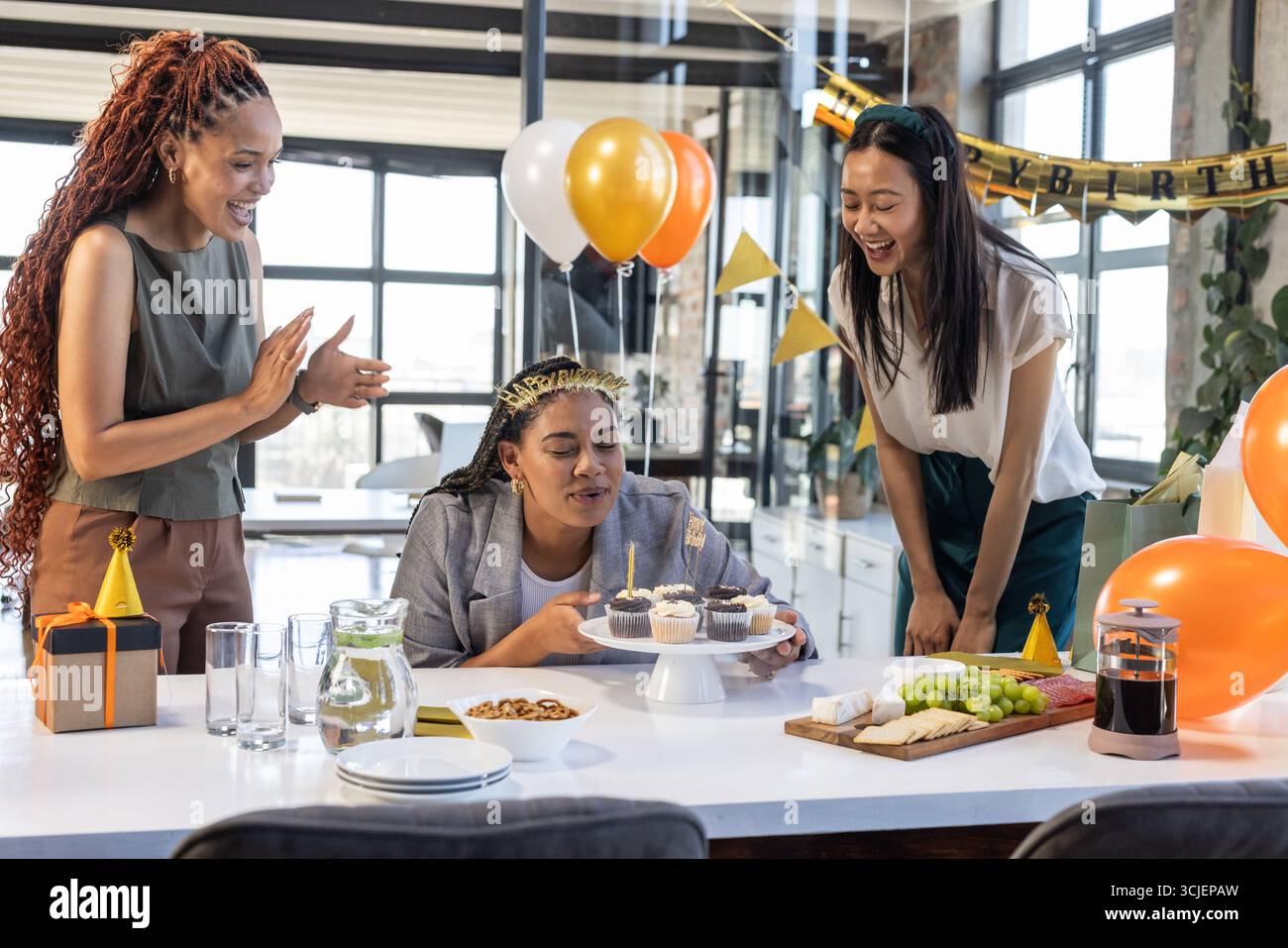 Geburtstag im Büro feiern, Kollegen mit Kuchen und Ballons, Freude teilen Stockfoto