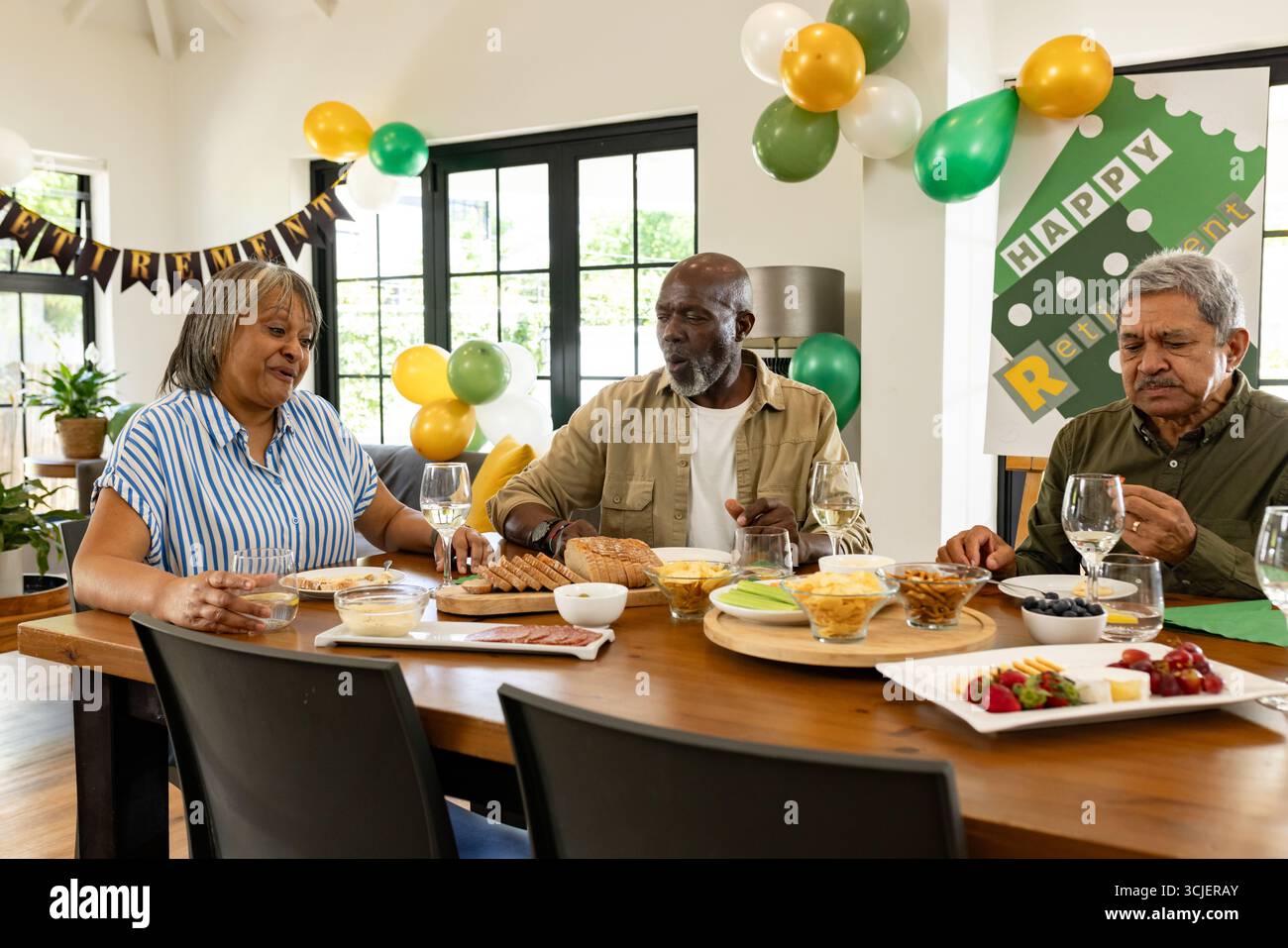 Wir feiern den Ruhestand, verschiedene Gruppen, die zu Hause essen, lächeln und reden Stockfoto