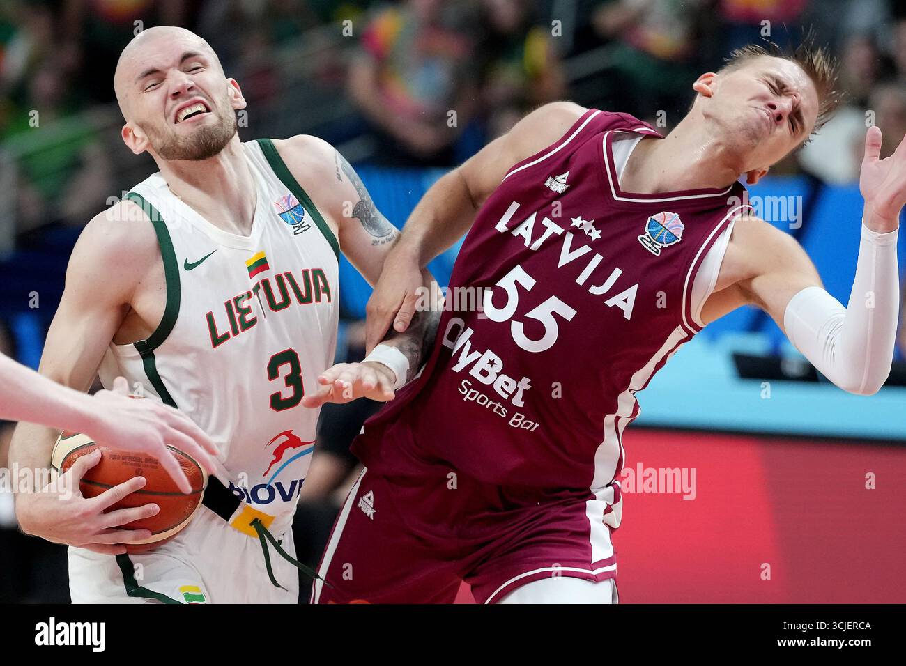 Riga, Lettland. September 2025. Arturs Zagars (R) von Lettland streitet mit Arnas Velicka von Litauen während des Achtelfinale der FIBA EuroBasket 2025 zwischen Lettland und Litauen am 6. September 2025 in Riga, Lettland. Quelle: Edijs Palens/Xinhua/Alamy Live News Stockfoto