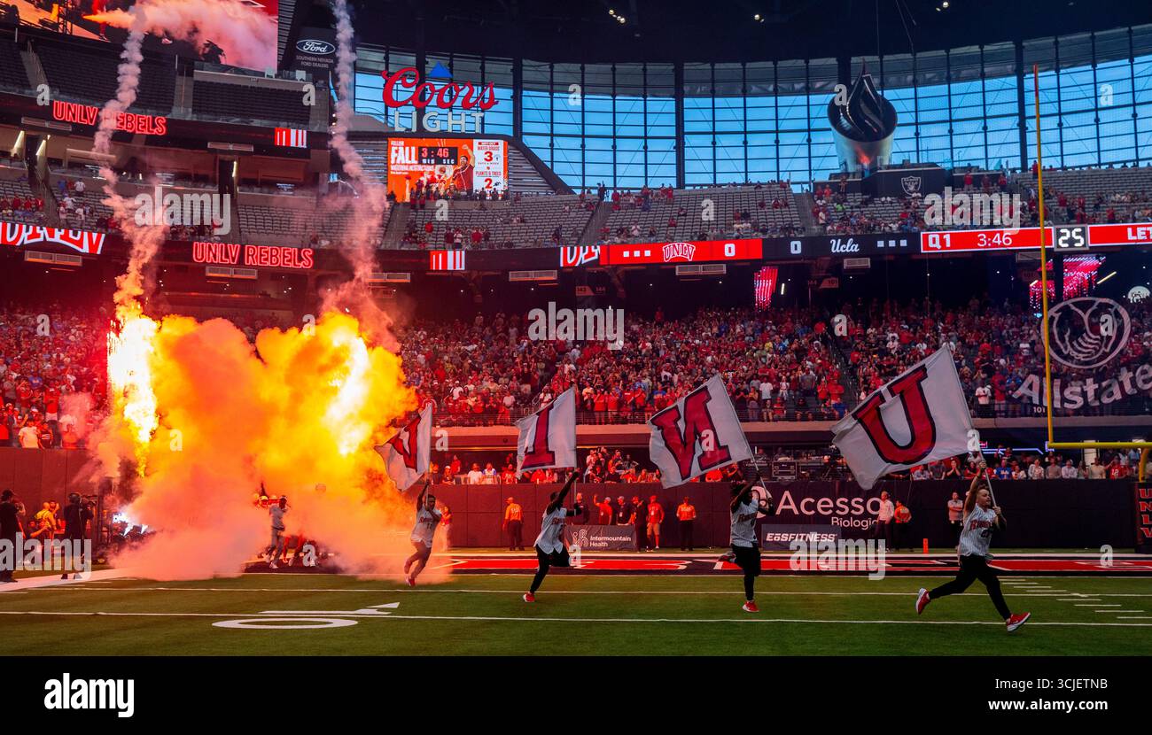 Las Vegas, USA. September 2025. Die Flammen brechen aus, als die UNLV-Rebellen am Samstag, den 06. September 2025, in Las Vegas gegen die UCLA Bruins im Allegiant Stadium antreten. (L.E. Baskow) @left Eye images Credit: L.E. Baskow/Alamy Live News Stockfoto