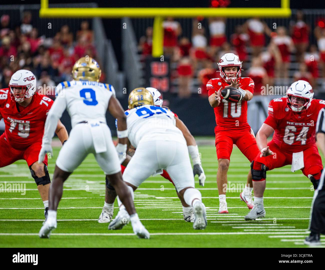 Las Vegas, USA. September 2025. Der UNLV Rebels Quarterback Anthony Colandrea (10) macht in der ersten Hälfte des NCAA-Fußballspiels am Samstag, den 6. September 2025, in Las Vegas einen Schuss gegen die UCLA Bruin. (L.E. Baskow) @left Eye images Credit: L.E. Baskow/Alamy Live News Stockfoto