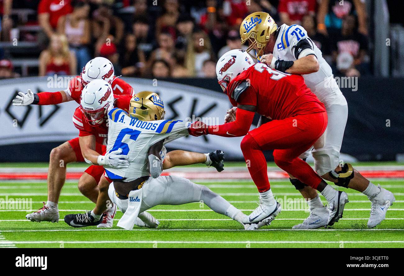 Las Vegas, USA. September 2025. UCLA Bruins Running Back Anthony Woods (6) wird in der zweiten Hälfte ihres NCAA-Fußballspiels im Allegiant Stadium am Samstag, den 06. September 2025, in Las Vegas von den UNLV-Rebellen niedergeschlagen. (L.E. Baskow) @left Eye images Credit: L.E. Baskow/Alamy Live News Stockfoto