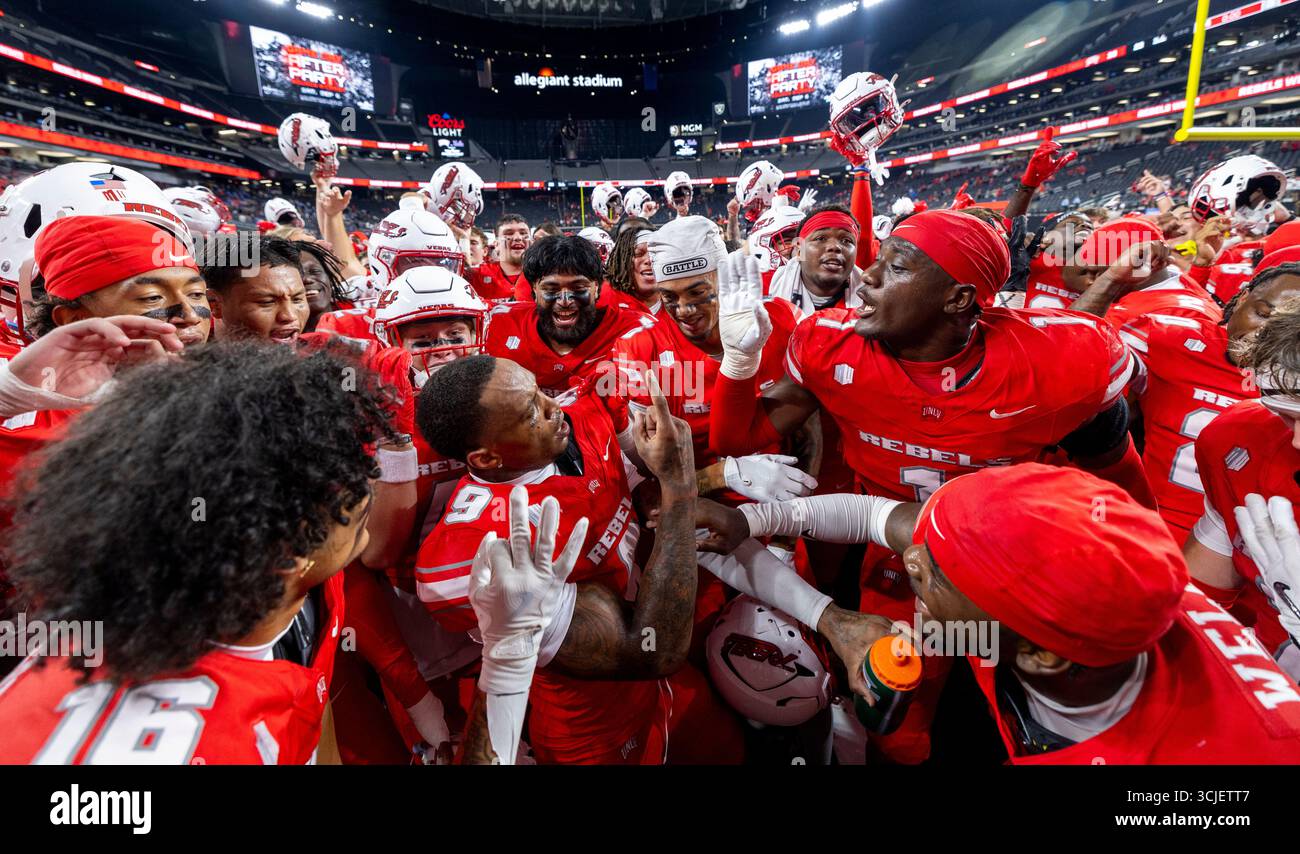 Las Vegas, USA. September 2025. Die UNLV-Rebellen singen ihren Kampfsong in der End Zone, nachdem sie die UCLA Bruins 30-23 in ihrem NCAA-Fußballspiel am Samstag, den 06. September 2025, in Las Vegas besiegt hatten. (L.E. Baskow) @left Eye images Credit: L.E. Baskow/Alamy Live News Stockfoto