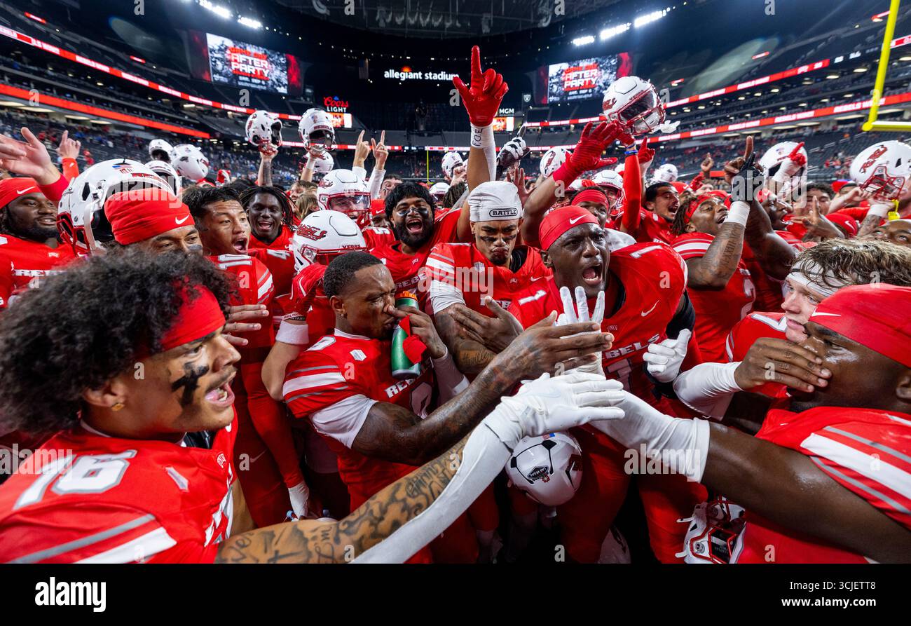 Las Vegas, USA. September 2025. Die UNLV-Rebellen singen ihren Kampfsong in der End Zone, nachdem sie die UCLA Bruins 30-23 in ihrem NCAA-Fußballspiel am Samstag, den 06. September 2025, in Las Vegas besiegt hatten. (L.E. Baskow) @left Eye images Credit: L.E. Baskow/Alamy Live News Stockfoto