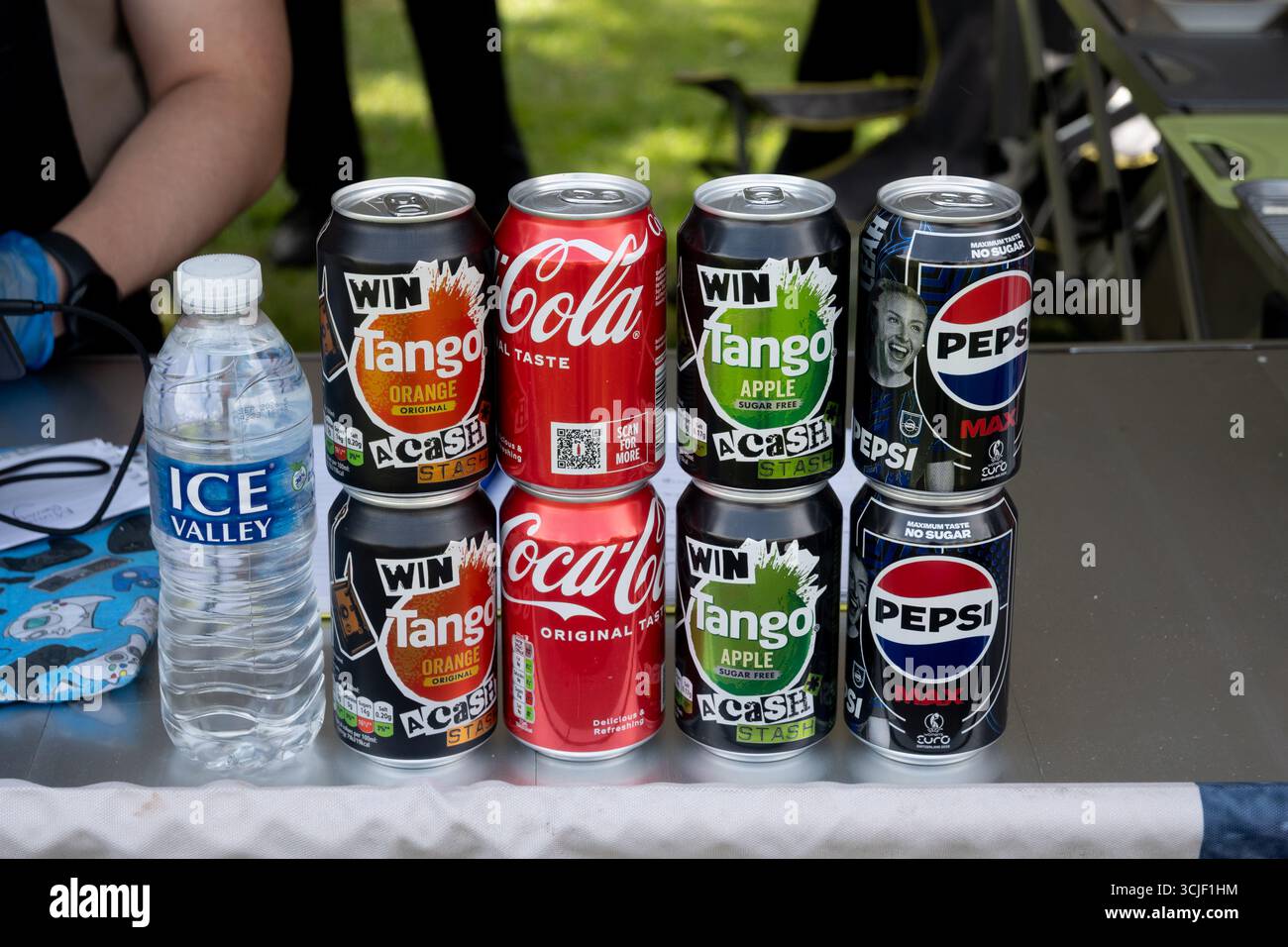 Dosen mit alkoholfreien Getränken beim Leamington Spa Food and Drink Festival, Großbritannien Stockfoto