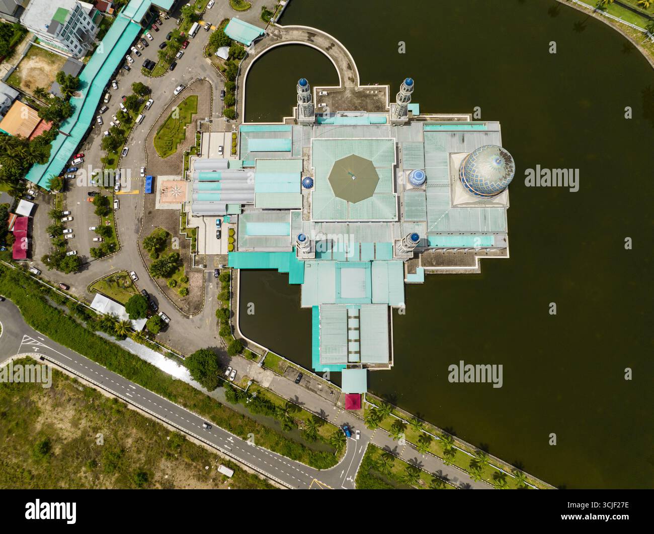 Blick von oben auf die wunderschöne Stadtmoschee Bandaraya in der Stadt Kota Kinabalu. Sabah, Borneo. Malaysia. Stockfoto