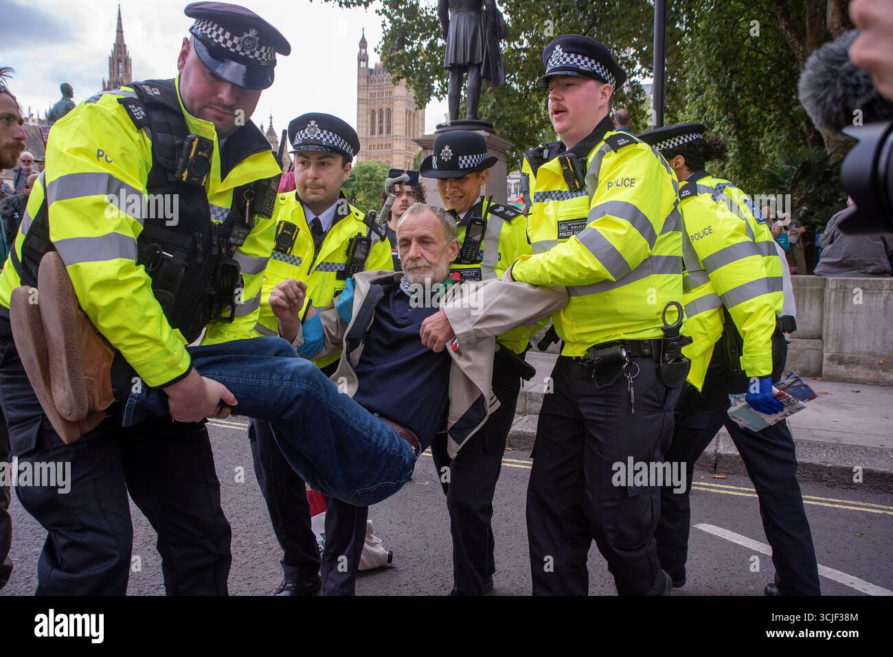 London, Großbritannien. September 2025. Polizeibeamte tragen während der Proteste auf dem Parlamentsplatz einen verhafteten Demonstranten. Demonstranten versammelten sich auf dem Parlamentsplatz. Ziel der Demonstranten war es, ihre Unterstützung für die Palästinenseraktion zu zeigen und von der britischen Regierung zu fordern, die Organisation von der Terrorliste zu streichen. (Foto: Krisztian Elek/SOPA Images/SIPA USA) Credit: SIPA US/Alamy Live News Stockfoto
