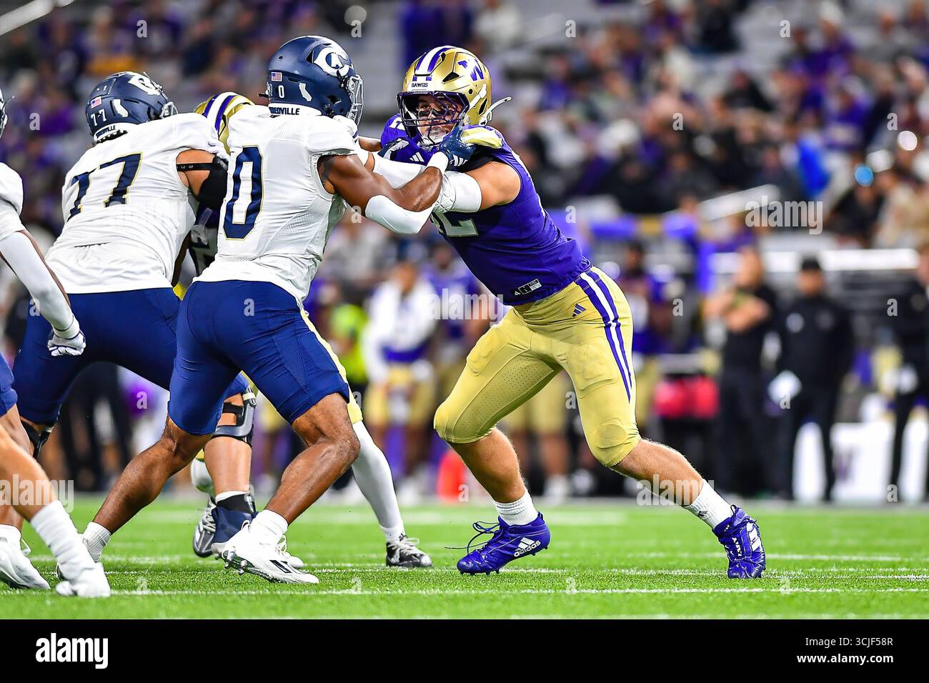 Seattle, WA, USA. September 2025. Devin Hyde (52) versucht während des NCAA-Fußballspiels zwischen den UC Davis Aggies und den Washington Huskies in Seattle, WA, an der UC Davis Aggies vorbei zu kommen. Washington besiegte die UC Davis mit 70:10. Steve Faber/CSM (Foto: © Steve Faber/Cal Sport Media). Credit: csm/Alamy Live News Credit: CAL Sport Media/Alamy Live News Stockfoto