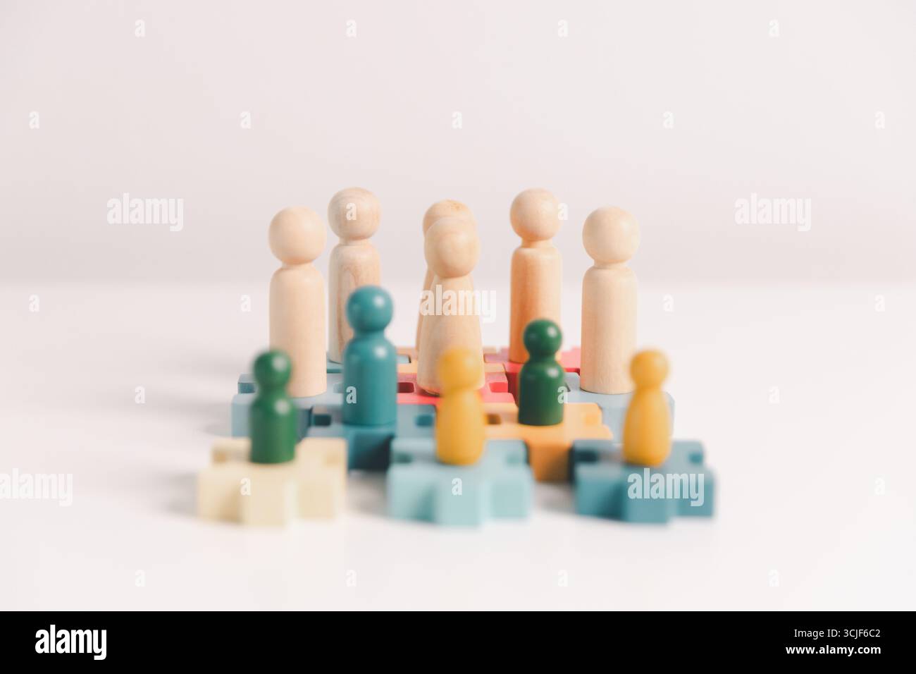 Das Konzept von Vielfalt, Inklusion und Gleichheit wird im Team hervorgehoben, Holzelemente, die Führung, Autorität, Einfluss, starke Kommunikation Stockfoto