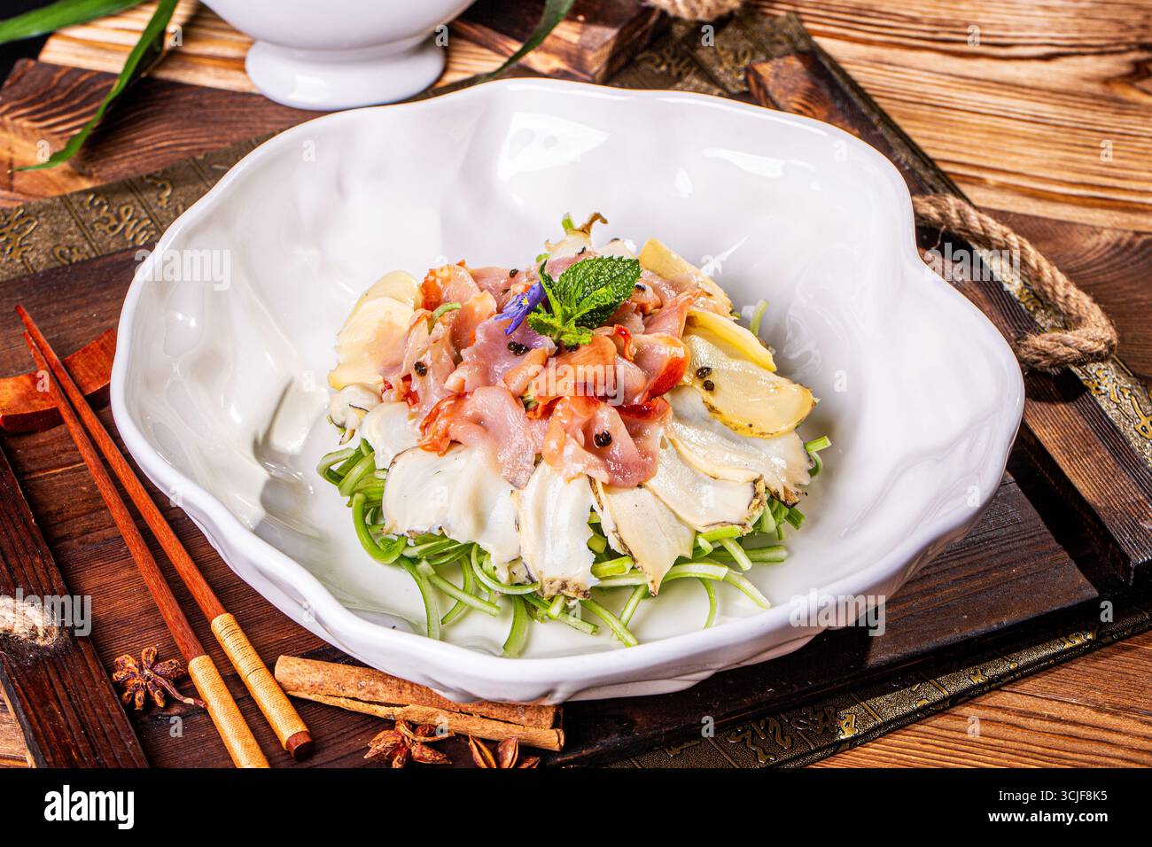 Surf Clam und Abalone Sashimi on Greens - Feinschmeckerpräsentation Stockfoto