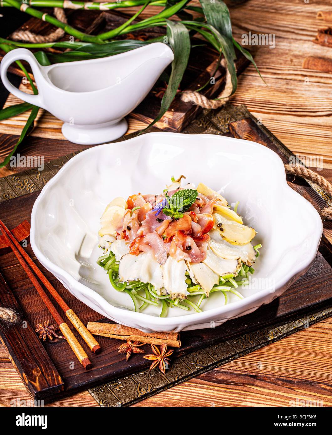 Surf Clam und White Jade Abalone Sashimi - Feinschmeckerpräsentation Stockfoto
