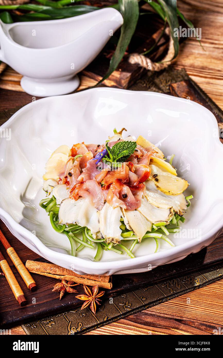 Abalone and Surf Clam Sashimi on Greens - Feinschmeckerpräsentation Stockfoto