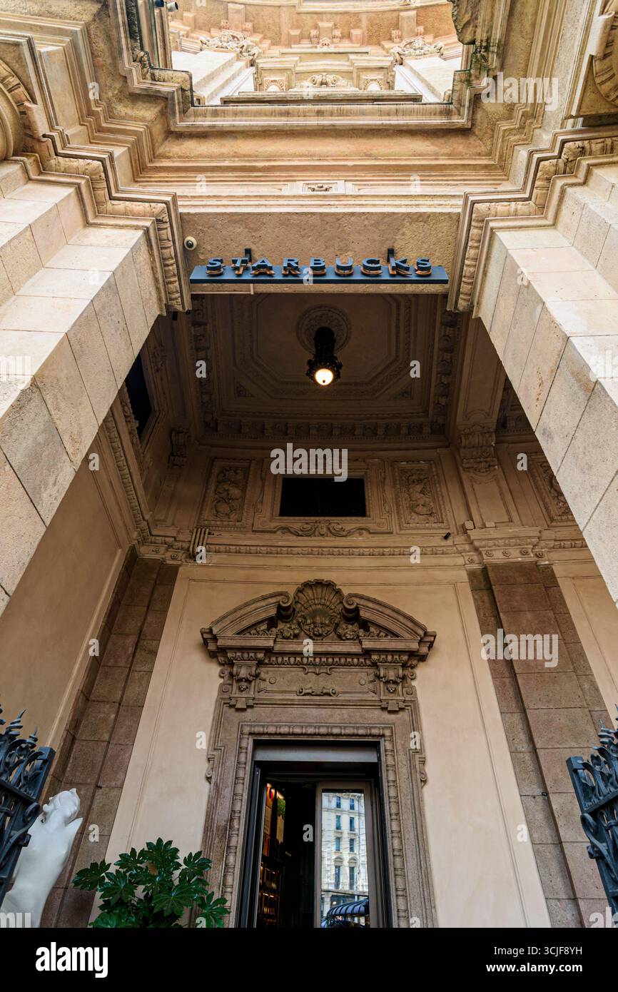 Großartiger Eintritt zum Starbucks Reserve Roastery im Palazzo Delle Poste, Mailand, Italien Stockfoto
