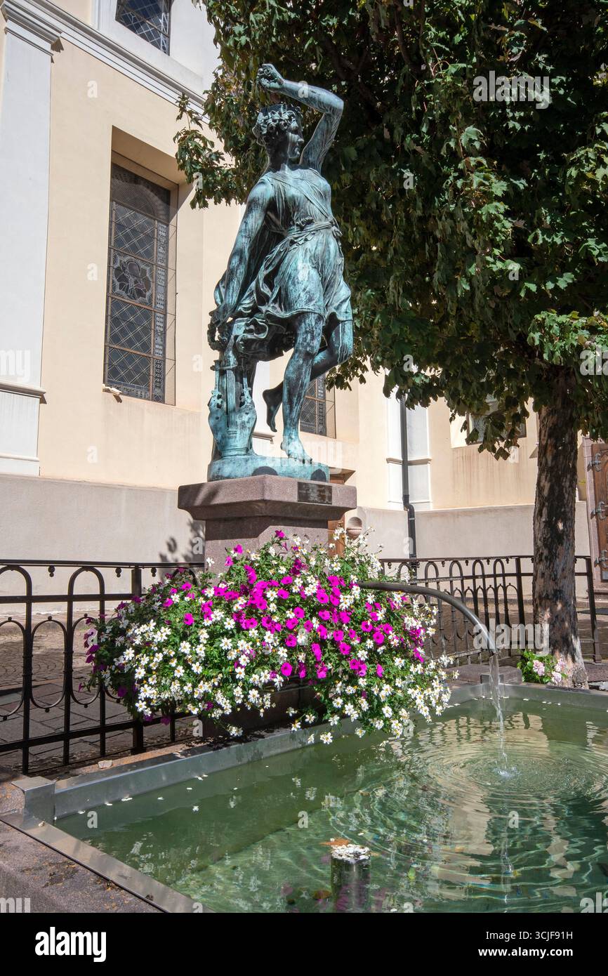Brunnen mit Statue des Terpsichore - Muse des Tanzes, von Johann Dominik Mahlknecht (1793 - 1876), St. Ulrich, Gröden, Trentino Südtirol, Italien Stockfoto