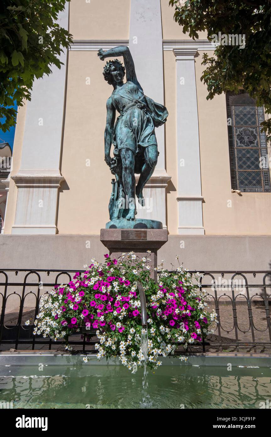 Brunnen mit Statue des Terpsichore - Muse des Tanzes, von Johann Dominik Mahlknecht (1793 - 1876), St. Ulrich, Gröden, Trentino Südtirol, Italien Stockfoto