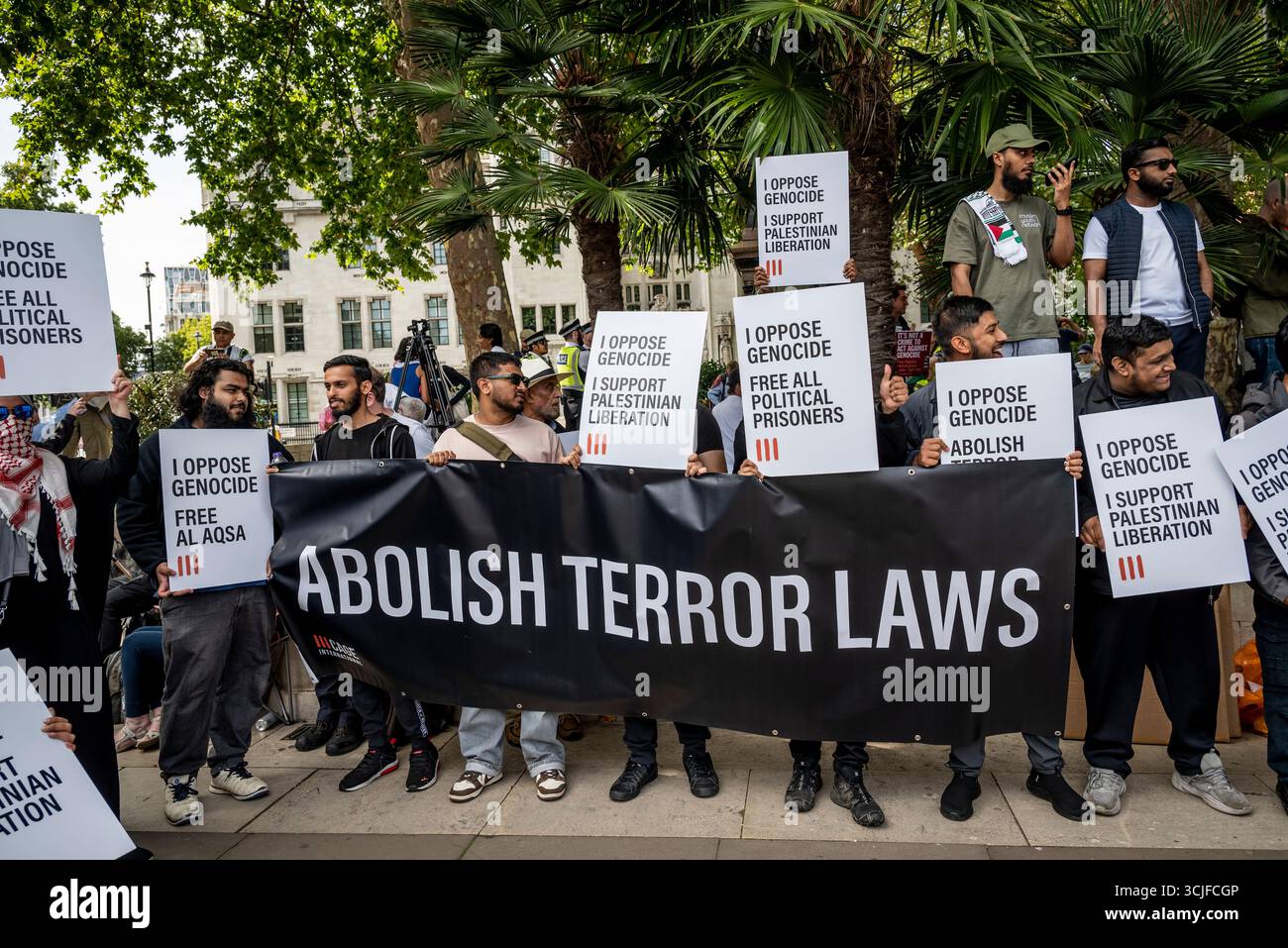 Pro-Palästina-Männer aus Bangladesch mit 'Abosh Terror Laws' bei Palestine Action protestieren am Parliament Square, London, England, UK, 06/09/2025 Stockfoto