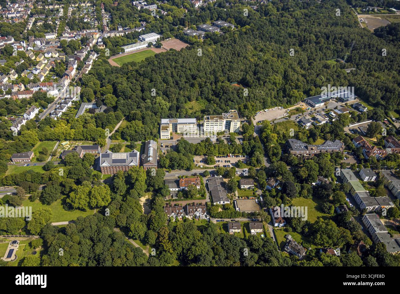 Luftansicht, Rheinelbepark Leithestraße, BLB Nordrhein-Westfalen Tagungshotel Lichthof, oberhalb der umfassenden Schule Ueckendorf mit Sportarten Stockfoto