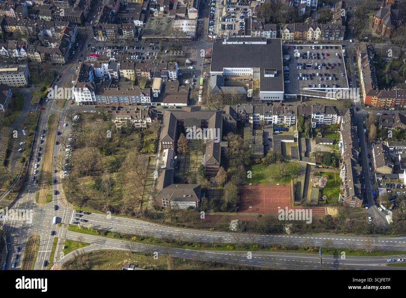 Luftaufnahme, Stadtschule Sophie-Scholl-Berufskolleg, MediaMarkt Unterhaltungselektronikgeschäft mit Parkhaus, Wohngebiet, Marxloh Stockfoto