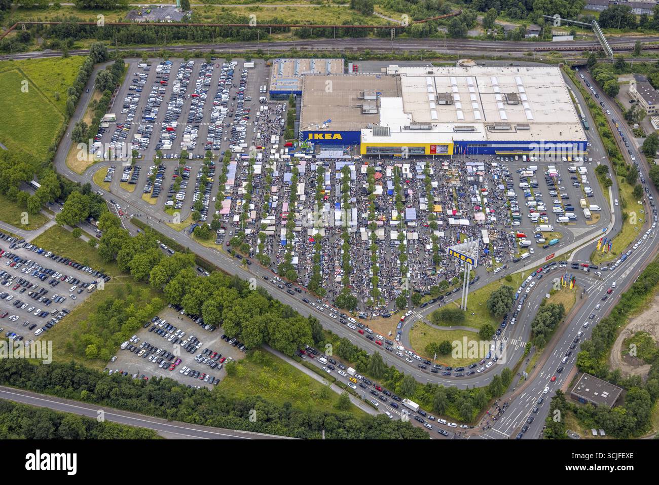 IKEA Möbel Markt, Flohmarkt bei IKEA Duisburg-Nord am Autobahnkreuz Duisburg-Nord, Möbel Discounter, Autobahn A42 und der Autobahn A 59, Duisburg, Ruhrgebiet, Nordrhein-Westfalen, Deutschland Stockfotografie