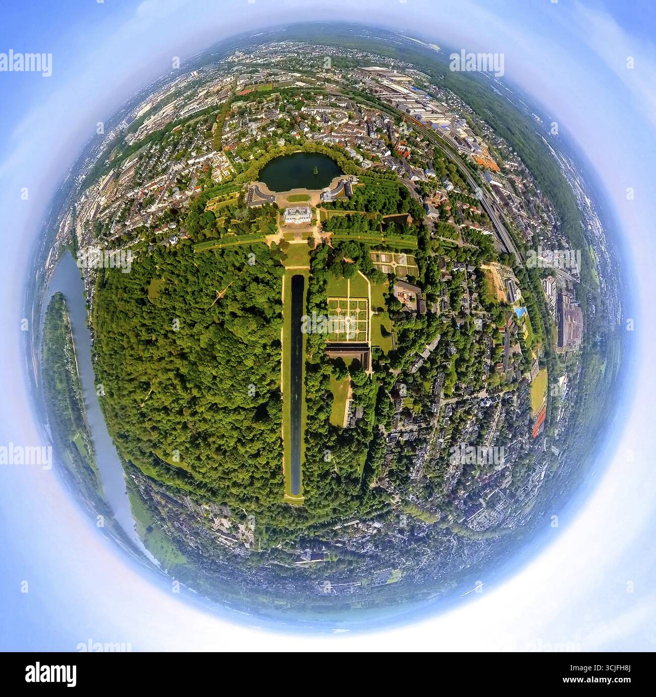 Aus der Vogelperspektive, Benrath Palace mit Schlossteich und Schlosspark, Benrath Palace Orangerie und länglichem Spiegelteich, Globus, Fischaugenbild, Fischaugenbild, Stockfoto