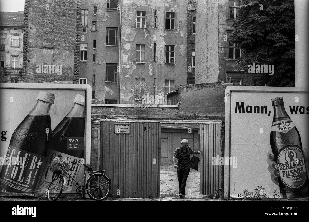 Deutschland, Berlin, 24. Juli 1992, Werbung für ostdeutsche Produkte, Club Cola, Berliner Pilsner, Kollwitzstraße Stockfoto