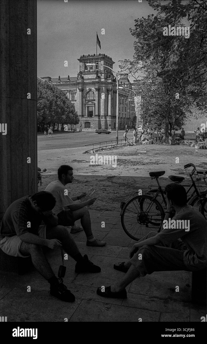 Deutschland, Berlin, 21.07.1992, Bürger, Menschen, Touristen, Menschen im Schatten des Brandenburger Tors, Blick auf das Reichstagsgebäude Stockfoto