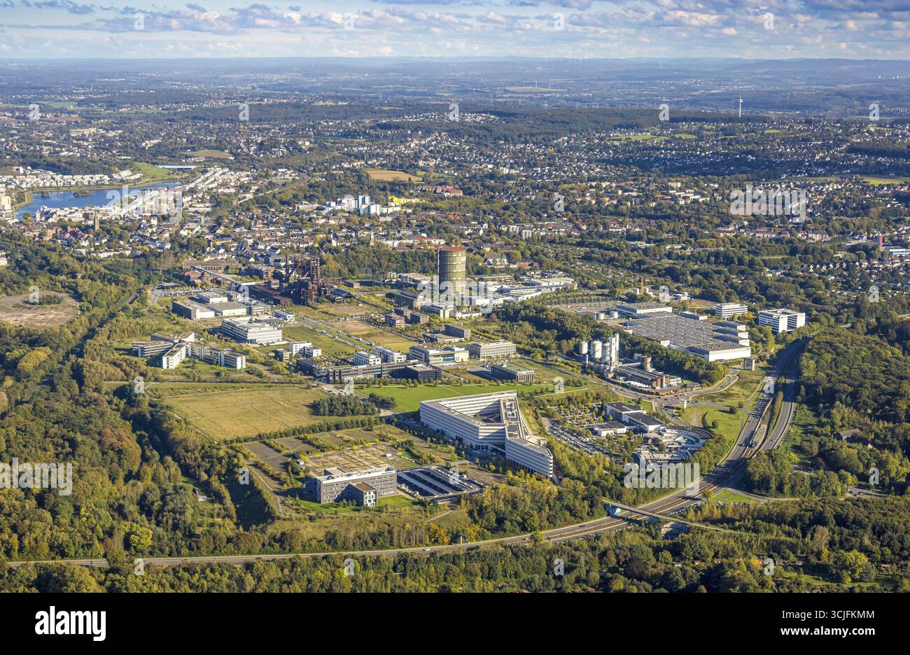 Luftaufnahme, Technology Park Industrial Estate Phoenix West, Phoenix Lake im Hintergrund, Fernsicht und blauer Himmel mit Wolken, Hoerde, Dortmund, Stockfoto