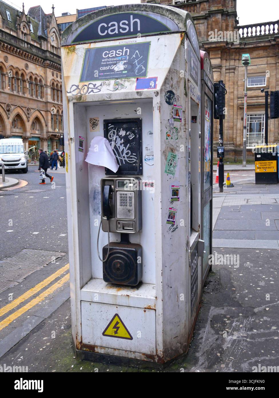 Weiße öffentliche Telefonbox und Geldautomat in schlechtem Zustand im Stadtzentrum von Glasgow, Schottland, Großbritannien Stockfoto