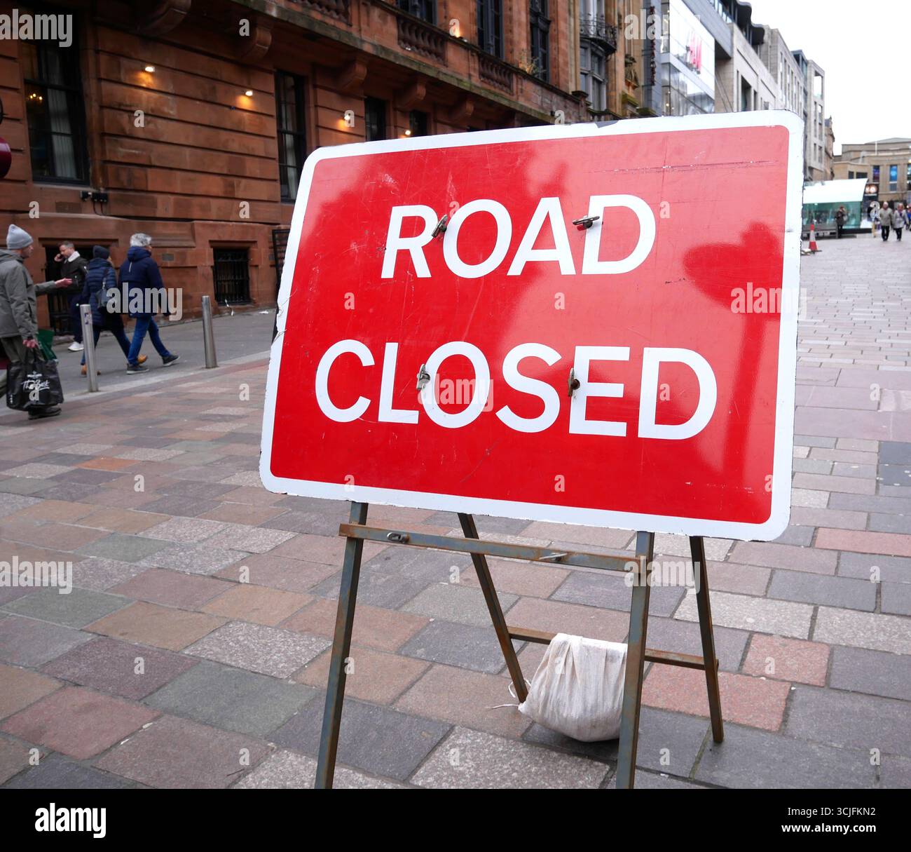 Ein Straßenschild mit geschlossener Straße im Stadtzentrum von Glasgow, Schottland, Großbritannien. Stockfoto