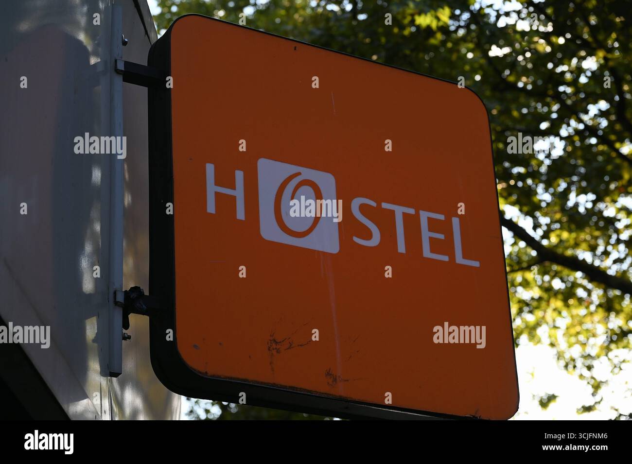 Schild HOSTEL, Hostel ist eine einfache und preiswerte Herberge, die vor allem Individualreisende, Backpacker und junge Leute mit begrenztem Budget anspricht *** Schild HOSTEL, Hostel ist eine einfache und preiswerte Herberge, die sich hauptsächlich an Individualreisende, Backpacker und Jugendliche mit begrenztem Budget richtet Stockfoto