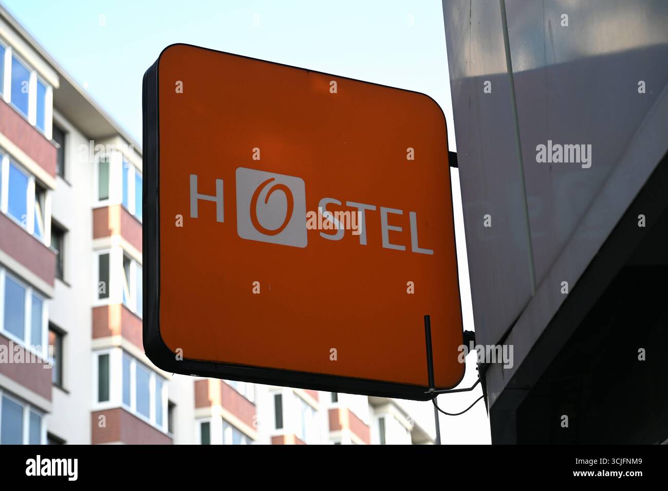 Schild HOSTEL, Hostel ist eine einfache und preiswerte Herberge, die vor allem Individualreisende, Backpacker und junge Leute mit begrenztem Budget anspricht *** Schild HOSTEL, Hostel ist eine einfache und preiswerte Herberge, die sich hauptsächlich an Individualreisende, Backpacker und Jugendliche mit begrenztem Budget richtet Stockfoto