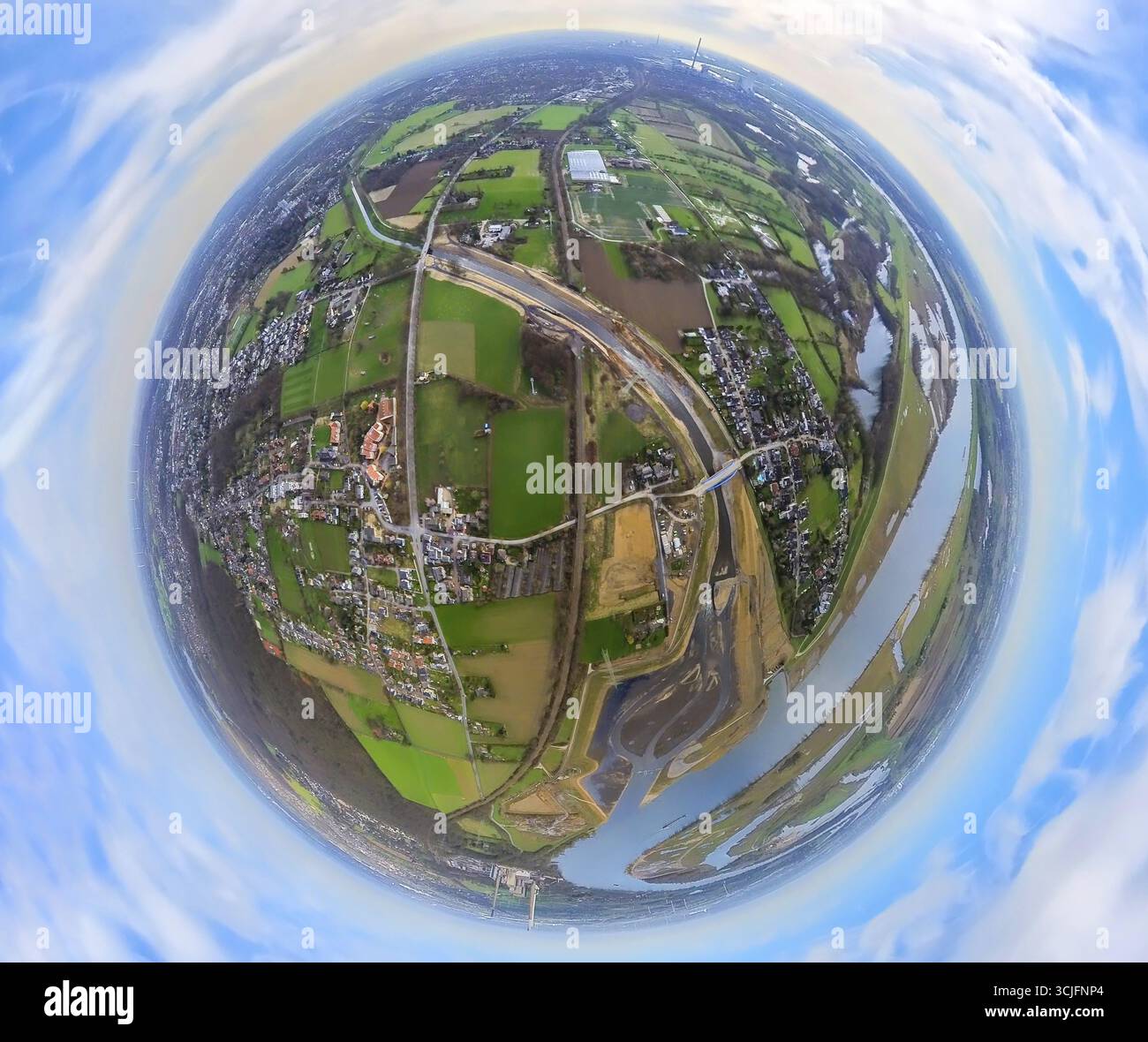 Luftaufnahme, neue Emscher-Mündung und Rhein, blaue Brücke Hagelstraße, Emscher-Deich mit gebrochenem Damm an der Emscher-Mündung und vermisst zerstört Stockfoto