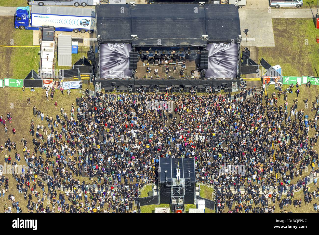 Luftaufnahme, Ruhrpott-Rodeo 2024 Musikevent auf dem Flugplatz Schwarze Heide, Bühne mit Publikum, Kirchhellen-Nord-West, Bottrop, Ruhrgebiet, Nordrhein-West Stockfoto