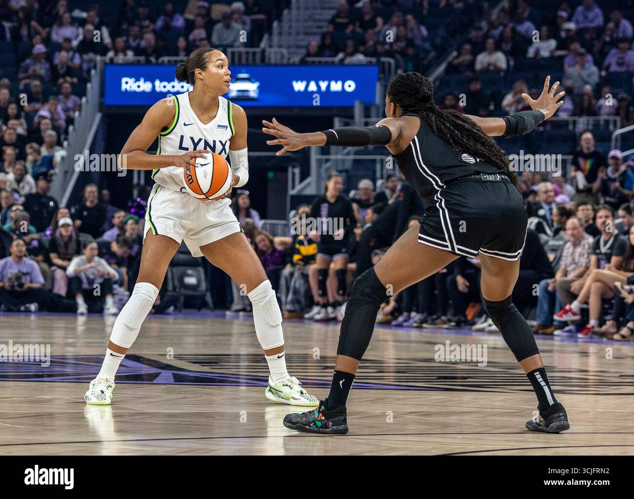 San Francisco, USA. September 2025. 6. September 2025 San Francisco CA, USA Minnesota Lynx Stürmer Napheesa Collier (24) will den Ball während des WNBA-Basketballspiels zwischen Minnesota Lynx und den Golden State Valkyries passieren. Minnesota besiegte Golden State 78-72 im Chase Center San Francisco Kalifornien Thurman James/CSM/SIPA USA (Kreditbild: © Thurman James/Cal Sport Media/SIPA USA) Credit: SIPA US/Alamy Live News Stockfoto