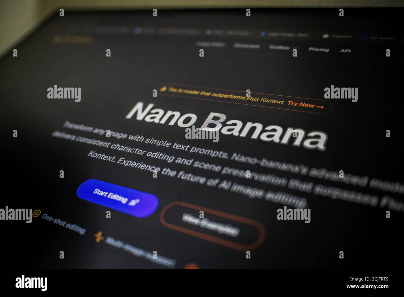 Eine Nahansicht einer digitalen Schnittstelle, die ein KI-Modell für die Bildbearbeitung mithilfe von Textaufforderungen hervorhebt Stockfoto