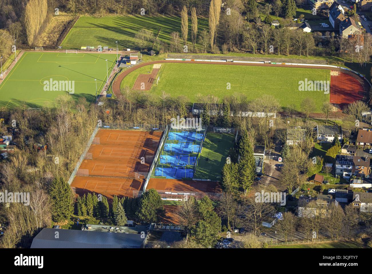 Luftaufnahme, Fußballfeld SV Langendreer 04, Tennis- und Outdoor-Padelworld-Plätze, Langendreer, Bochum, Ruhrgebiet, Nordrhein-Westfalen, Ge Stockfoto