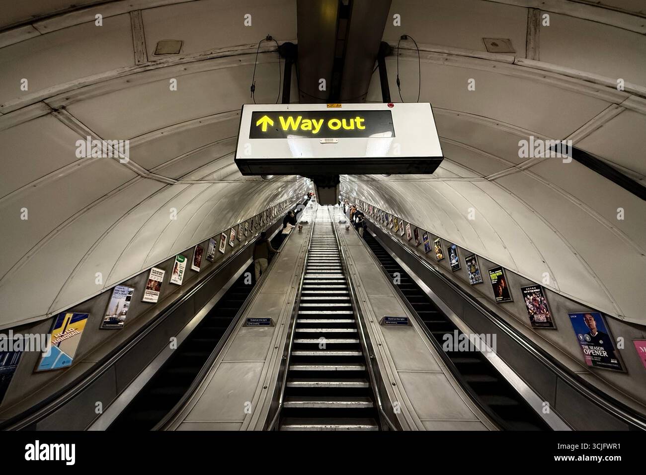 Treppen und Rolltreppen mit Wegweiser in der Londoner U-Bahn (Hyde Park Corner Station) Stockfoto