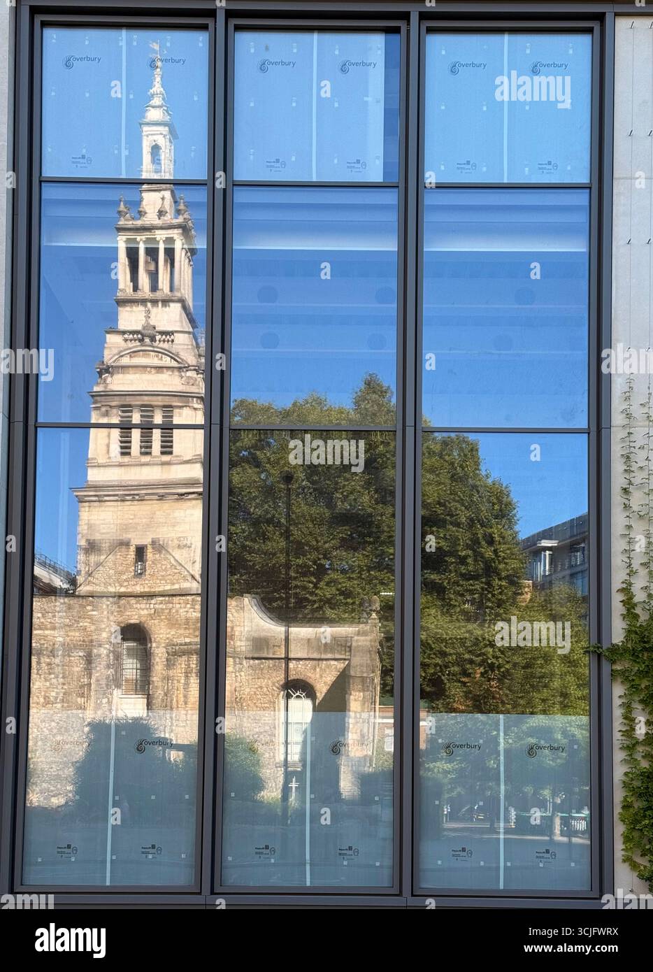 Christchurch Greyfriars spiegelt sich in großen Fenstern des Büroblocks in London wider Stockfoto