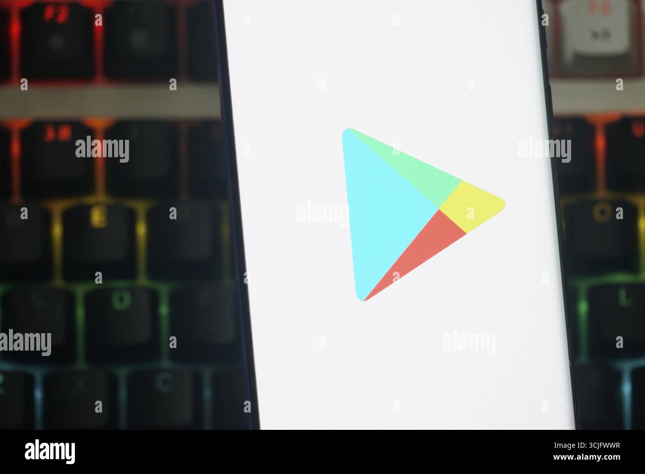 Google Play-Logo mit farbenfrohem Dreieck auf einem Smartphone-Display Stockfoto