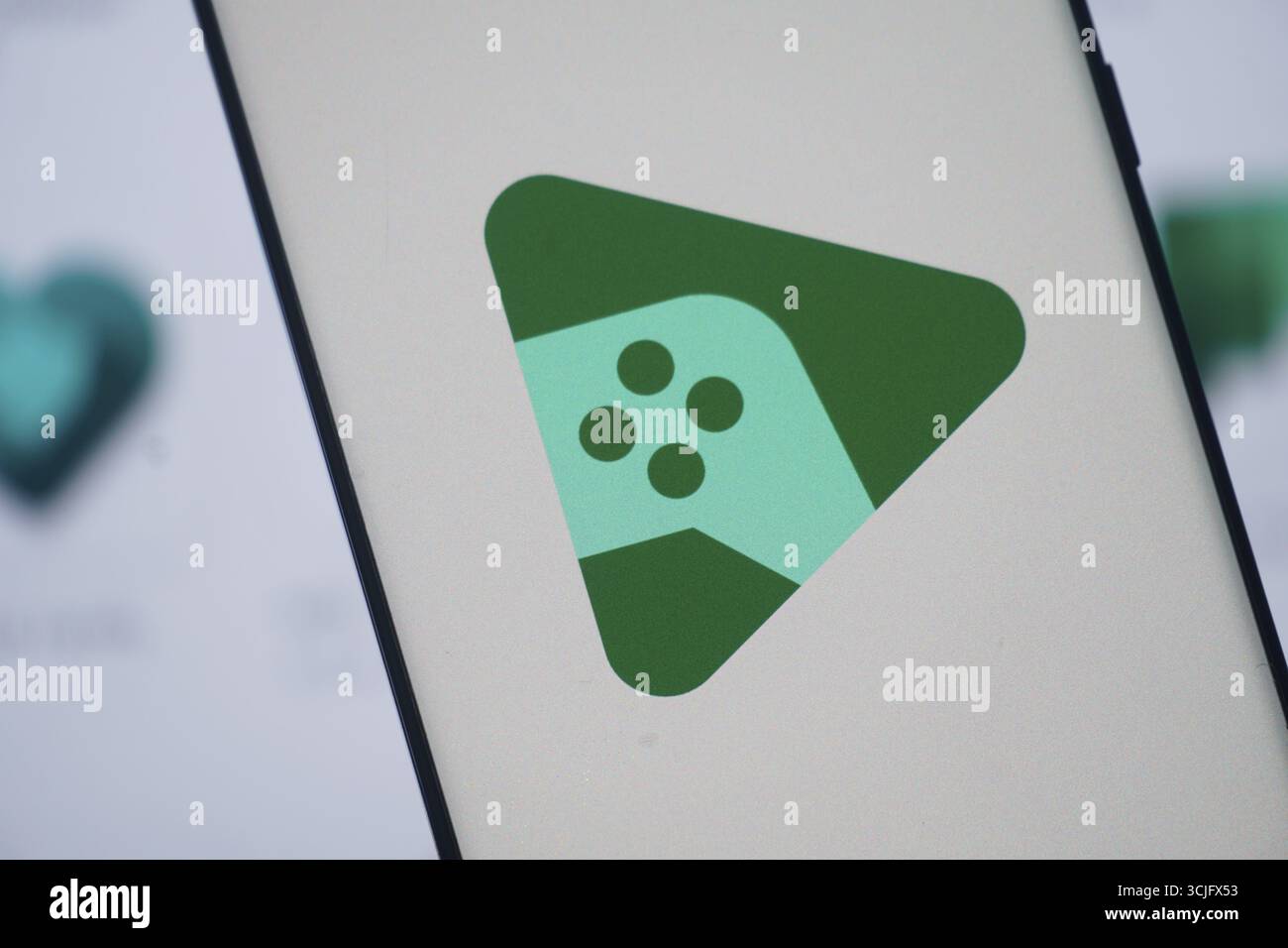 Google Play-Logo auf einem Telefonbildschirm, das eine digitale App-Plattform darstellt Stockfoto