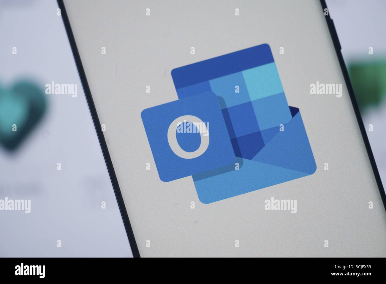 Microsoft Outlook E-Mail-Logo mit Umschlag auf einem Smartphone Stockfoto