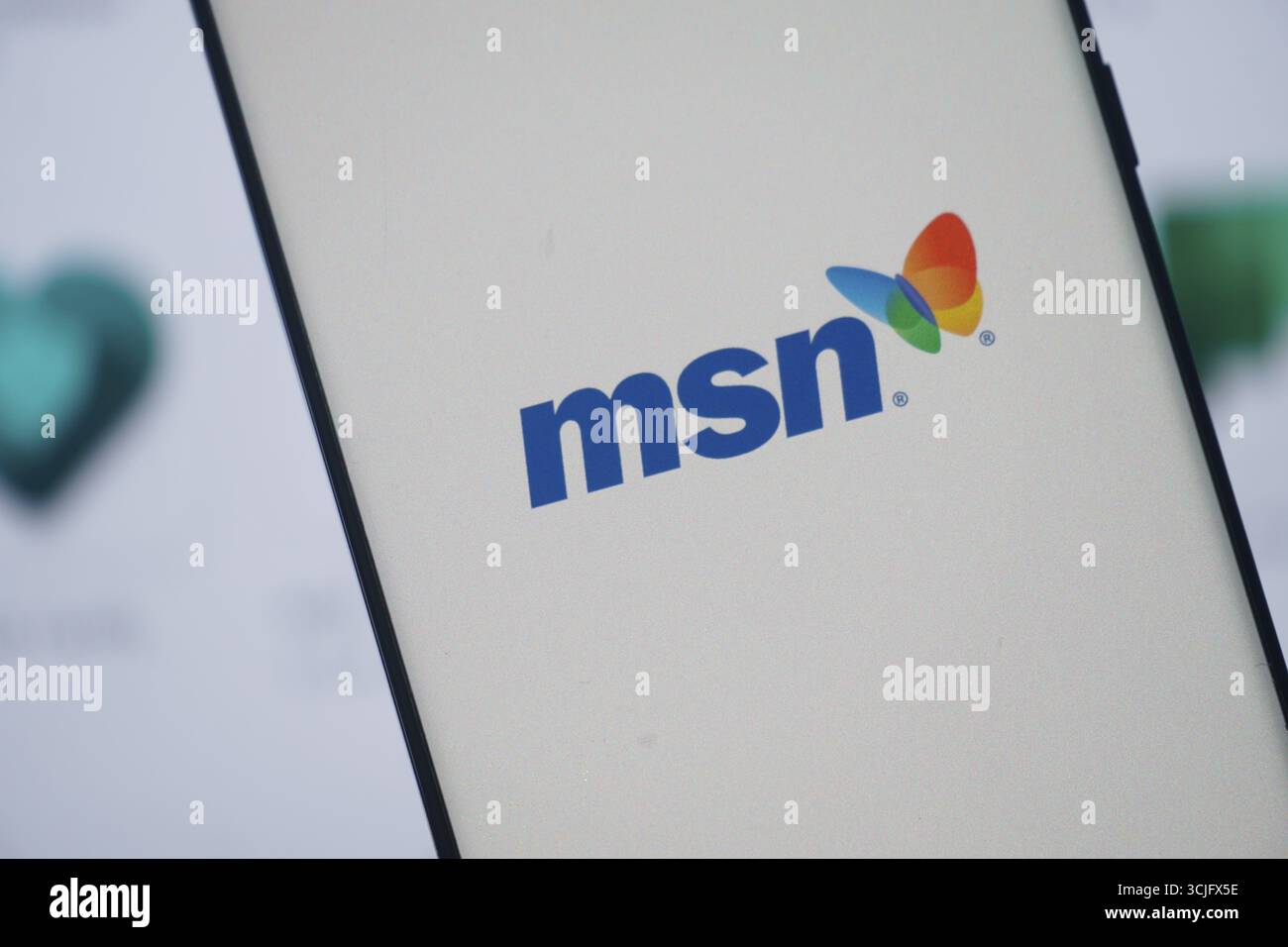 MSN-Logo mit farbenfrohem Schmetterling auf dem Smartphone-Bildschirm Stockfoto